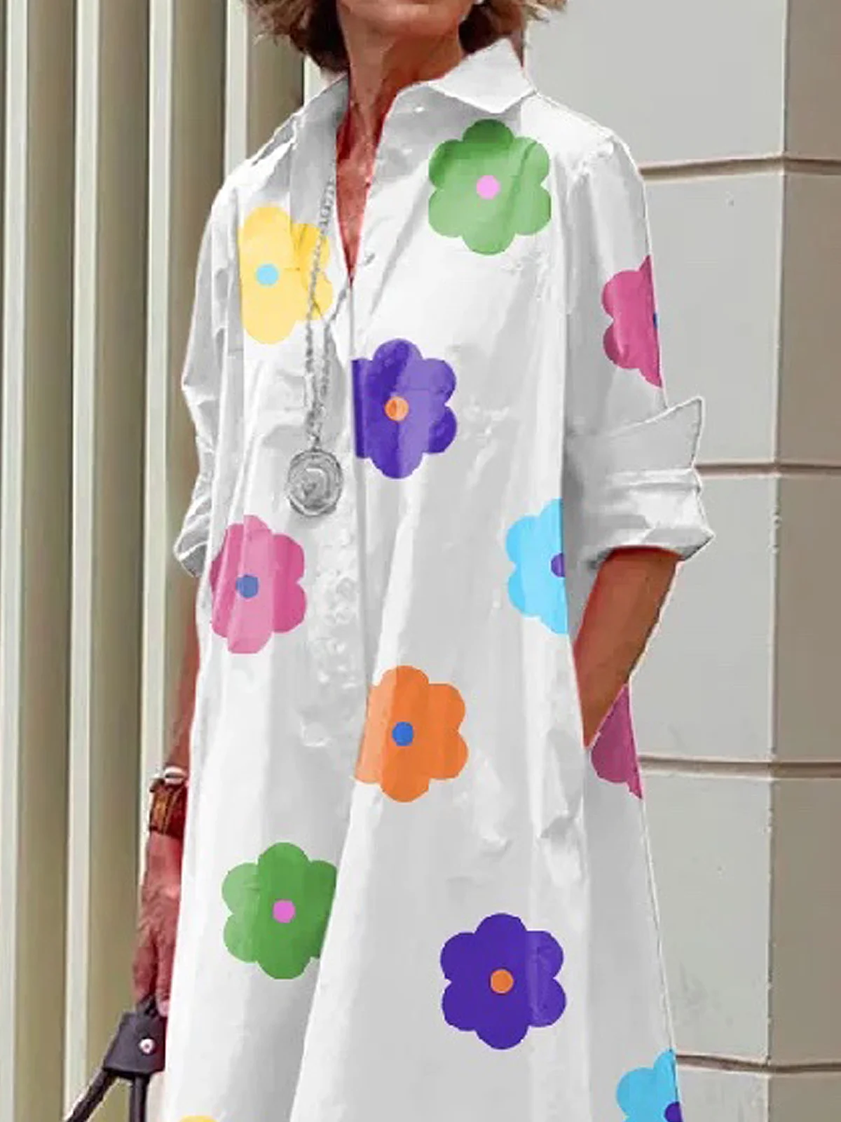 Lockeres urbanes Kleid mit Hemdkragen und Dreiviertel-Blumenmuster