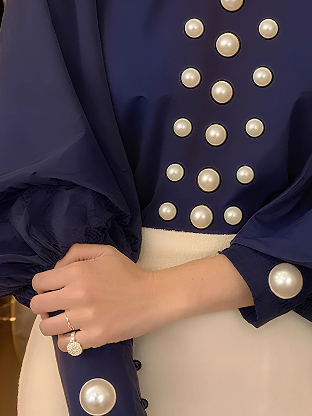 Satin Elegant Unifarben Nachgemachte Perlen Mock Neck Ballon-Ärmel Bluse